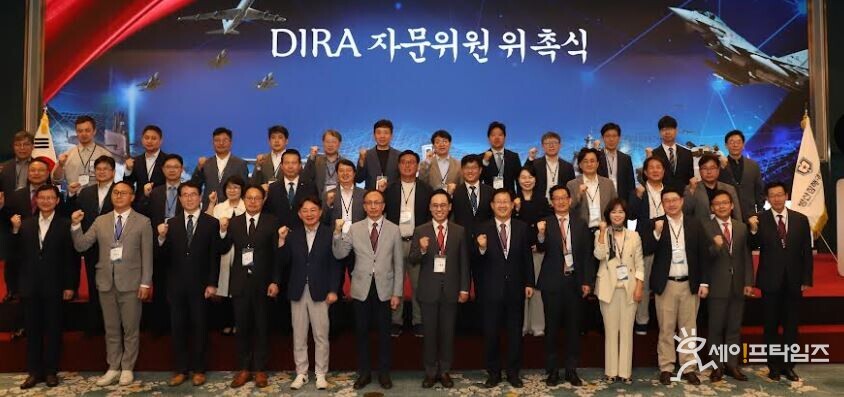 ▲ 방산침해대응협의회 자문위원 위촉식을 마치고 참석자들이 기념촬영을 하고 있다. ⓒ 현대로템