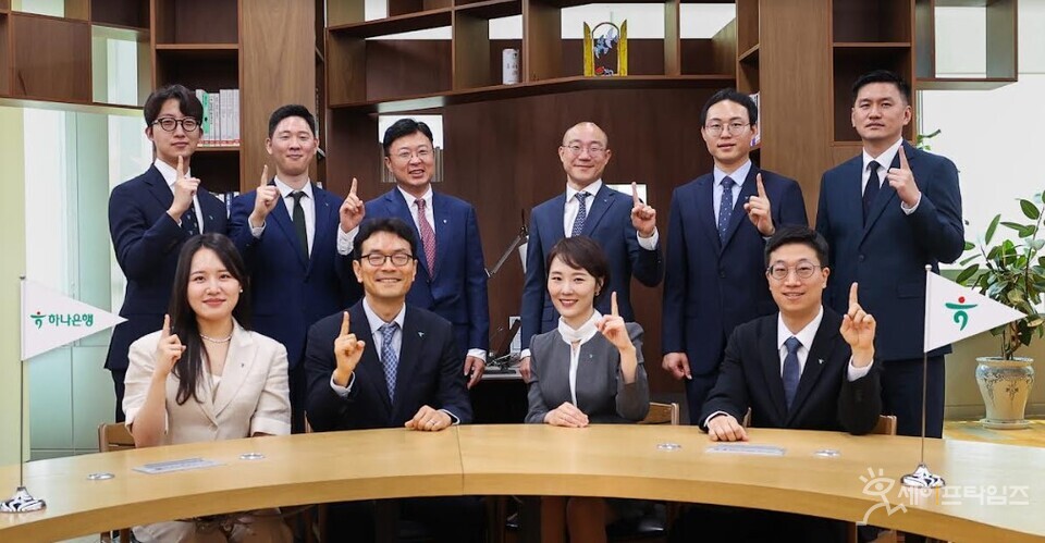 ▲ 하나은행 기업ESG컨설팅팀 관계자들이 중소기업의 ESG 경영 지원 서비스 소식을 알리고 있다. ⓒ 하나은행