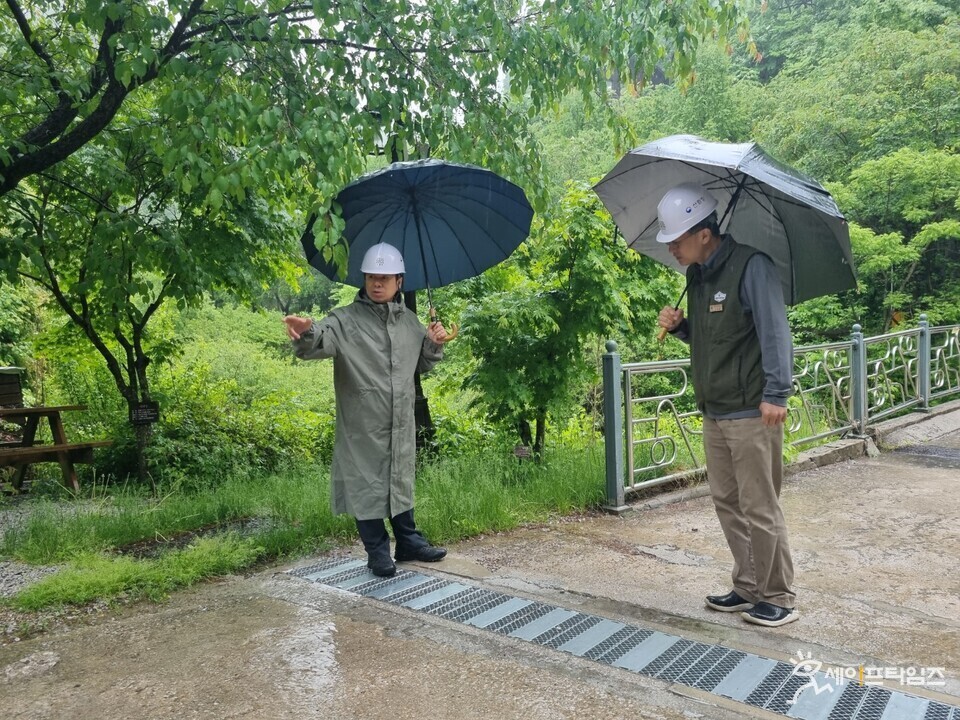 ▲ 산림청 국립자연휴양림관리소 관계자들이 복주산 배수로를 점검하고 있다. ⓒ 국립자연휴양림관리소