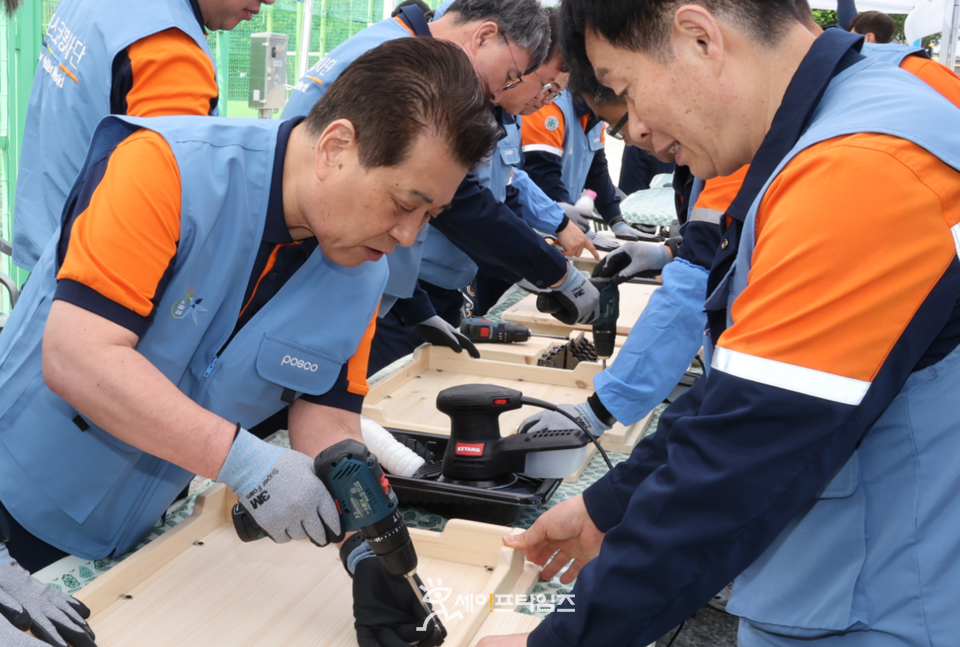 ▲ 장인화 포스코그룹 회장(왼쪽)이 포스코 재능봉사단원들과 함께 포항 대송면 제내리에서 마을 어르신들을 위한 밥상을 만드는 목공 봉사활동을 하고 있다. ⓒ 포스코