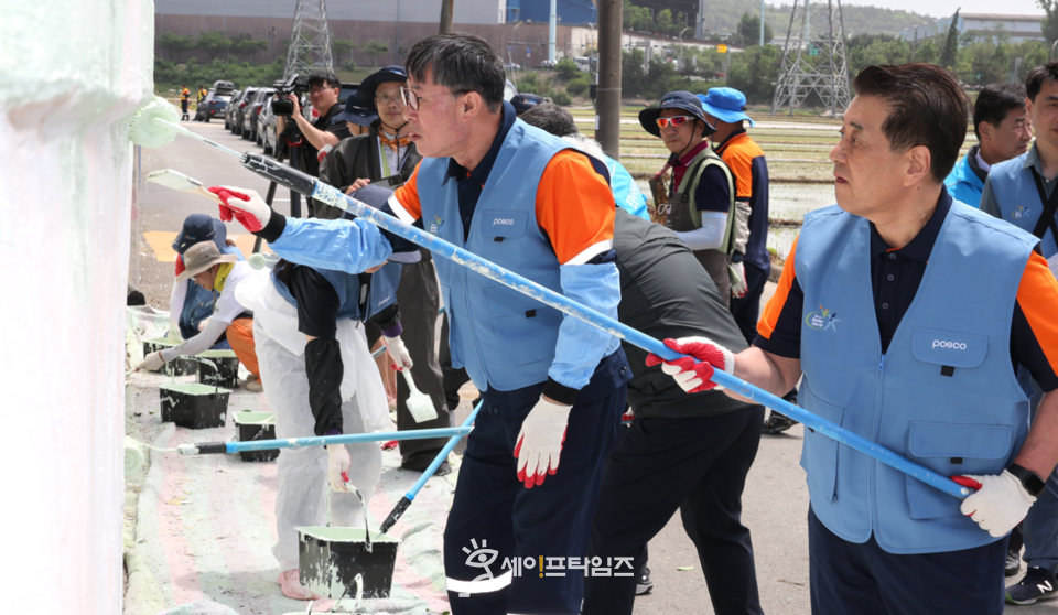 ▲ 장인화 포스코그룹 장인화 회장(오른쪽) 포스코 임직원들과 함께 포항 대송면 제내리 마을 일대에서 도색 작업을 하고 있다. ⓒ 포스코