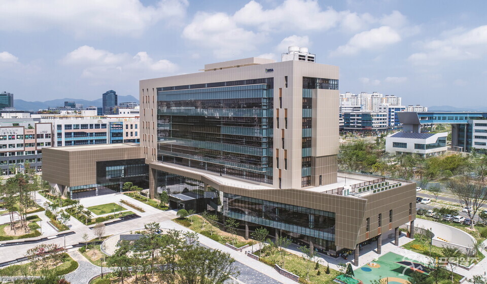 ▲ 한국인터넷진흥원(KISA)이 과학기술정보통신부의 지원을 받아 지난해에 이어 올해에도 홈네트워크 정보보호 안전성 확보를 위해 아파트 보안 자율점검을 지원한다. ⓒ KISA