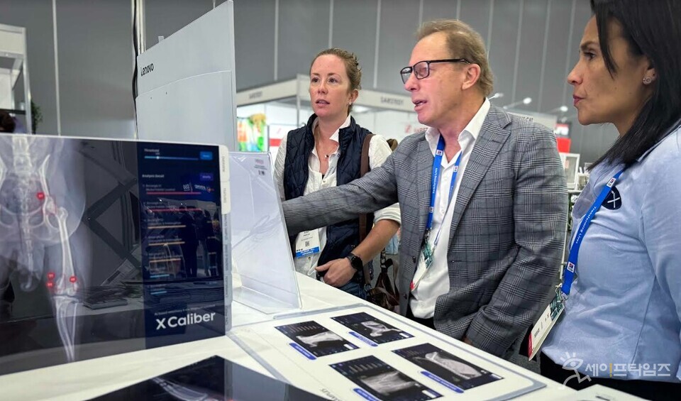 ▲ ATX 관계자가 호주 수의학회 행사에서 수의사들에게 SKT의 엑스칼리버를 소개하고 있다. ⓒ SKT