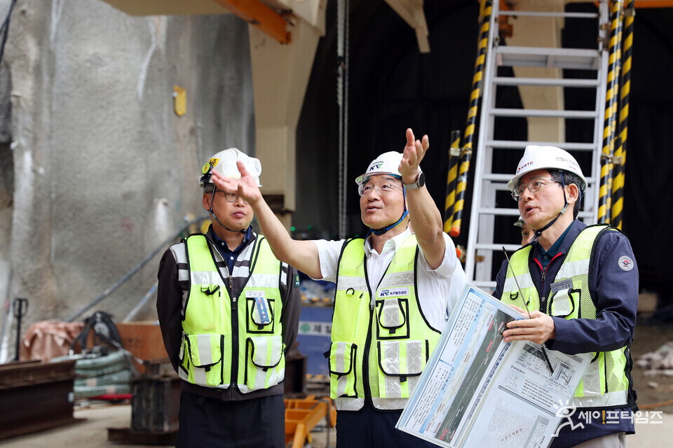 ▲ 국가철도공단이 춘천·속초 철도건설 현장을 점검하고 있다. 왼쪽에서 두 번째 국가철도공단 이성해 이사장. ⓒ 국가철도공단