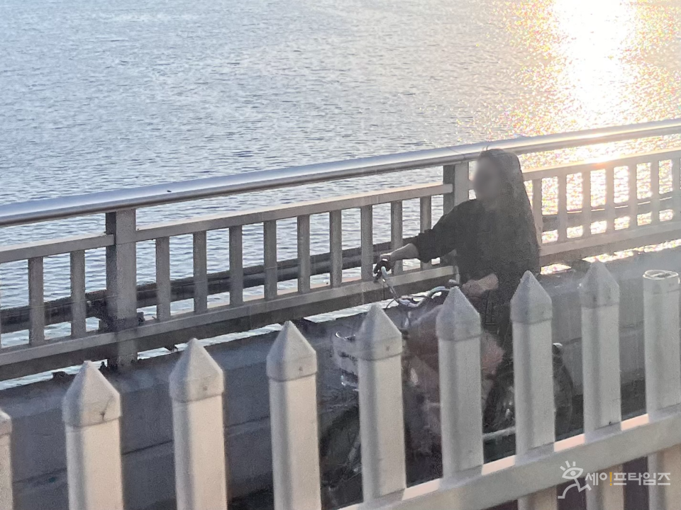 ▲ 한 시민이 한강변 산책로에서 자전거를 타고 있다. ⓒ 민지 기자
