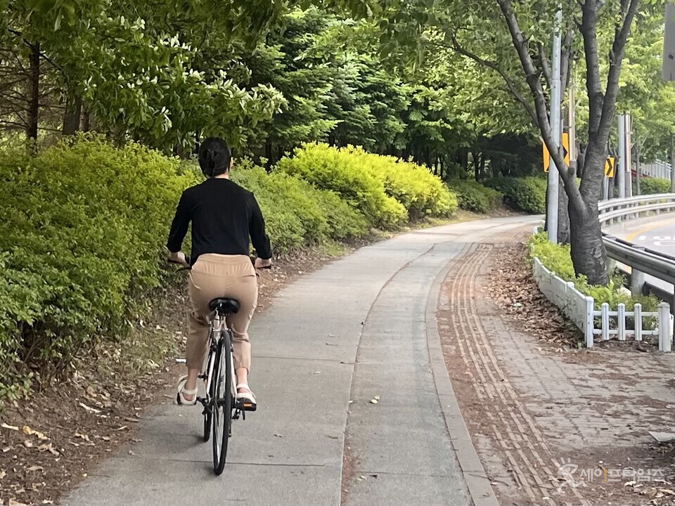 ▲ 경기 남양주의 자전거·보행자 겸용도로 내 자전거도로에서 한 시민이 자전거를 타고 있다. ⓒ 민지 기자