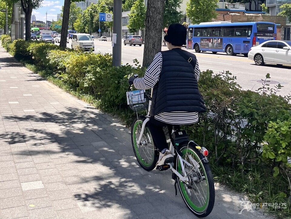 ▲ 서울 성북구의 한 시민이 인도 위에서 자전거를 타고 있다. ⓒ 민지 기자