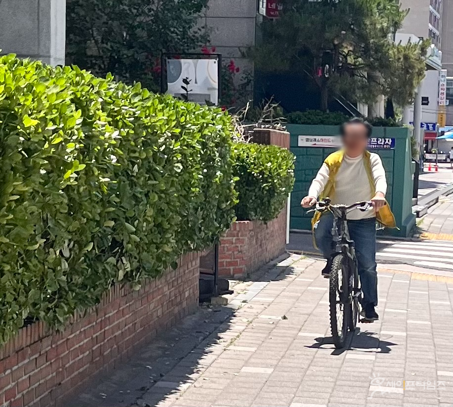 ▲ 서울 성북구의 한 시민이 인도 위에서 자전거를 타고 있다. ⓒ 민지 기자