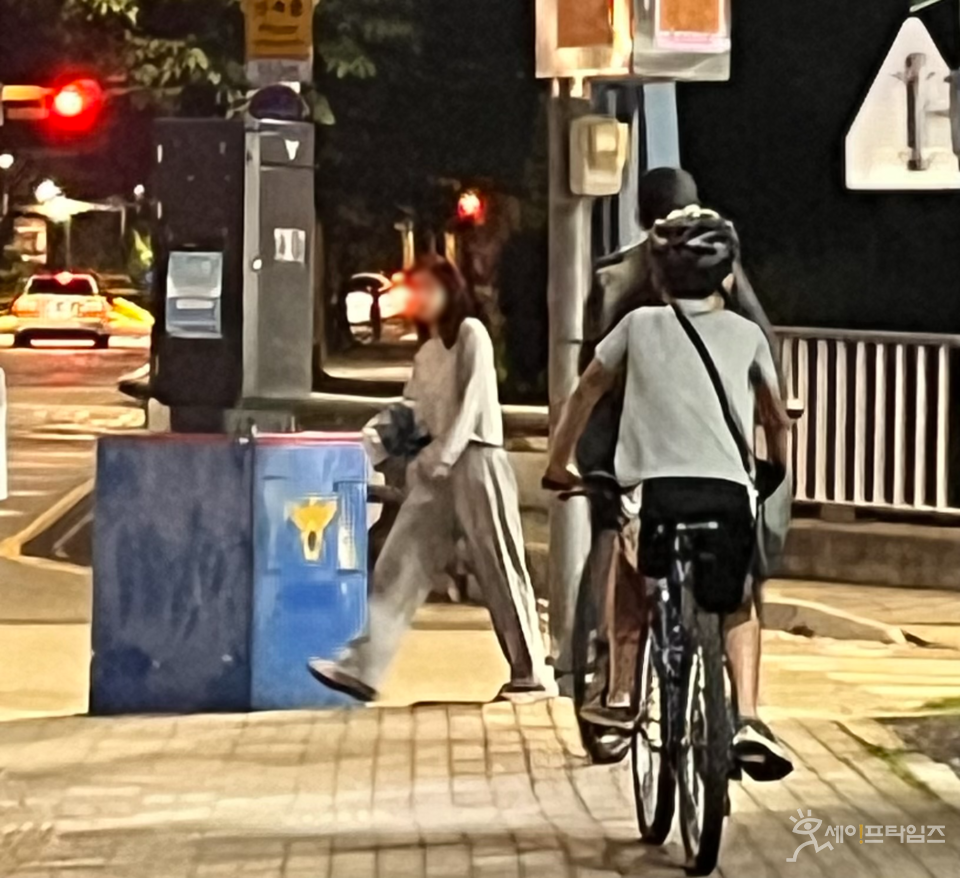 ▲ 경기 남양주의 한 인도에서 보행자와 자전거 운전자들이 만나 서로를 피해가고 있다. ⓒ 민지 기자