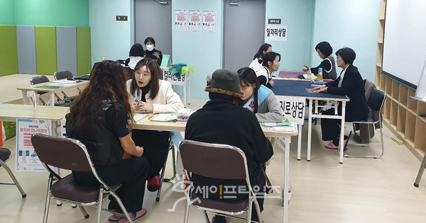 ▲ 상담사들이 LH 임대주택 입주민들에게 일자리 상담을 진행하고 있다. ⓒ 한국토지주택공사