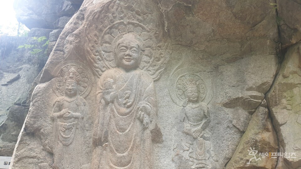 ▲ 용현자연휴양림 숲길에 있는 서산마애여래삼존상의 모습이다. ⓒ 국립자연휴양림관리소