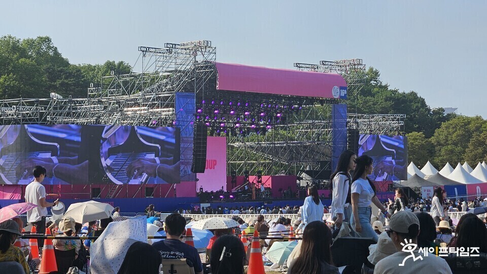 ▲ 많은 관객이 운집한 가운데 무대에서 공연이 진행되고 있다. ⓒ 세이프타임즈