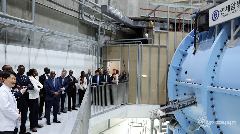 ▲ 금웅섭 중입자치료센터장이 르완다 대통령 방문단에게 갠트리 시설을 설명하고 있다. ⓒ 세브란스 병원