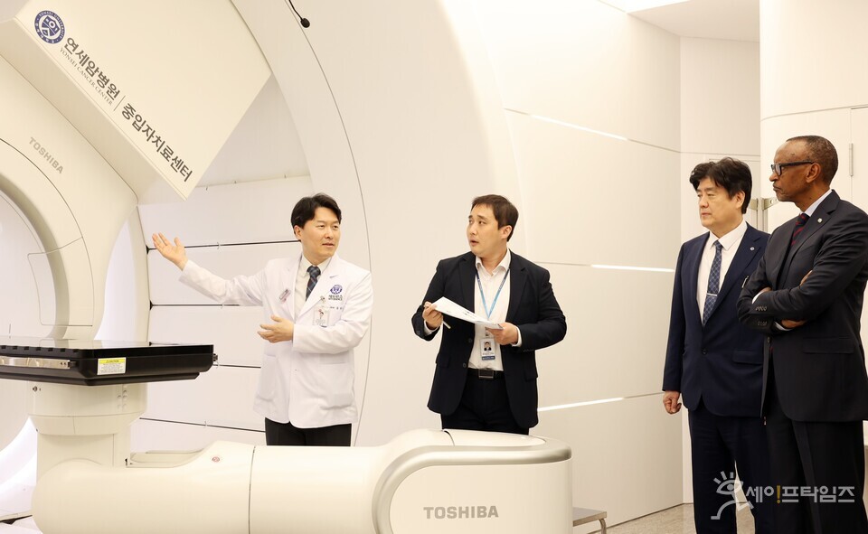 ▲ 금웅섭 중입자치료센터장이 르완다 대통령 방문단에게 회전형 중입자치료기를 설명하고 있다. ⓒ 세브란스 병원