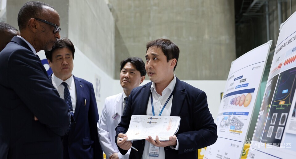 ▲ 폴 카가메 르완다 대통령이 금기창 연세의료원장과 금웅섭 중입자치료센터장의 설명을 듣고 있다. ⓒ 세브란스 병원