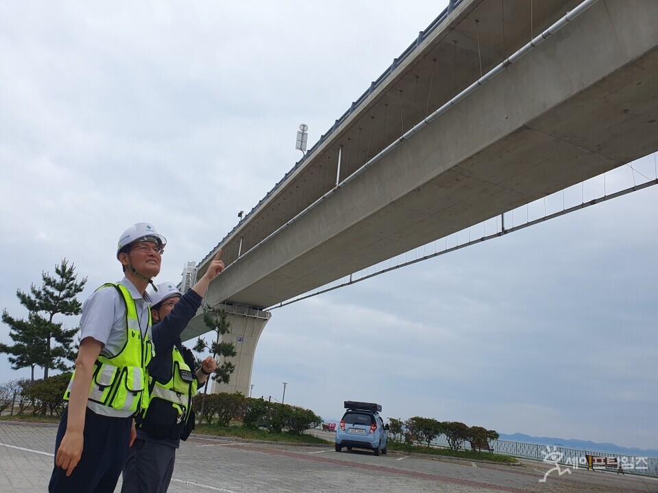 ▲ 김일환 국토안전관리원장이 전남 신안군 천사대교를 둘러보고 있다. ⓒ 국토안전관리원