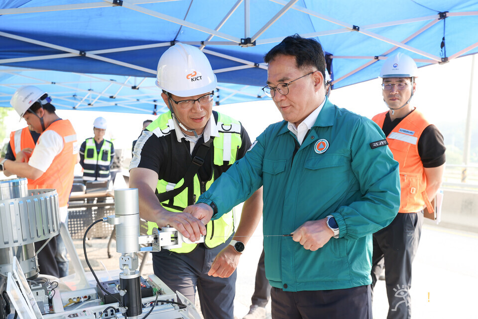 ▲ 백원국 국토교통부 2차관은 충남 공주시 계룡면 봉명1리 국도 23호선 비탈면 현장을 찾아 안전점검을 진행했다.