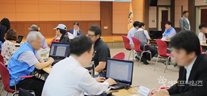 ▲ 국민권익위원회 관계자들이 달리는 국민신문고를 찾은 사람들의 민원과 고충을 상담하고 있다. ⓒ 국민권익위원회