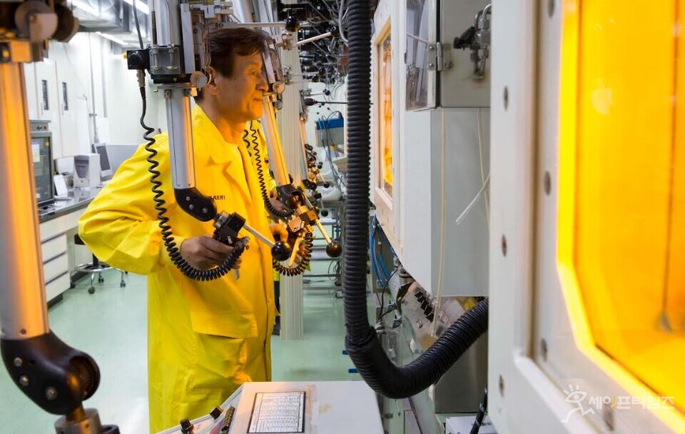 ▲ 한국원자력연구원 관계자가 요오드화나트륨(I-131)액 제조를 위해 핫셀을 조작하고 있다. ⓒ 원자력연구원