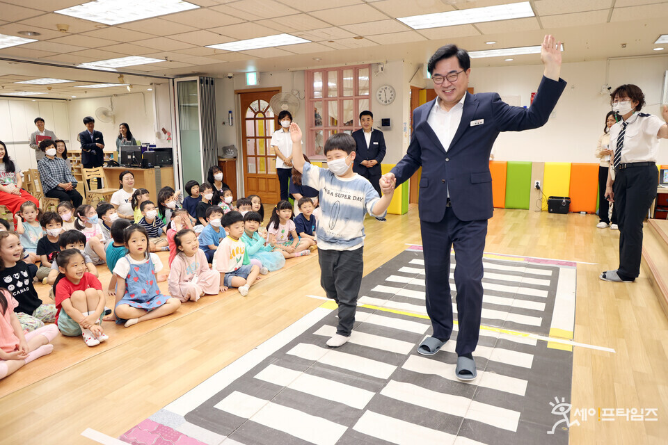 ▲ 박일하 동작구청장이 지난해 6월 어린이와 실습을 진행하고 있는 모습이다. ⓒ 동작구