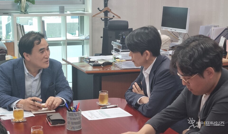 ▲ 김종양 의원(왼쪽)이 12일 국회 의원회관에서 국토교통부, LH와 함께 창원 방산· 원자력 융합 국가산업단지 조성에 대한 회의를 하고 있다. ⓒ 의원실