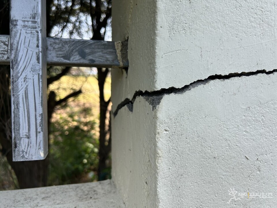 ▲ 12일 규모 4.8 지진의 피해로 부안군 계화면 한 중학교 담벼락에 금이 갔다. ⓒ 전북자치도교육청