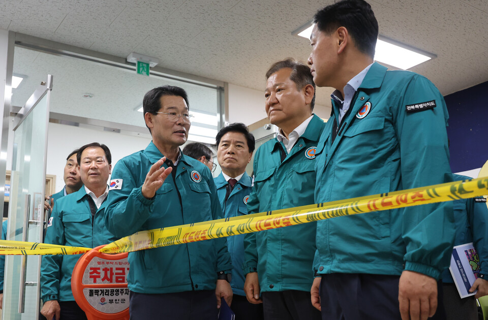 ▲ 13일 이상민 행정안전부 장관(오른쪽 두번째)이 피해 상황 확인을 위해 부안상하수도사업소를 방문했다. ⓒ 연합뉴스