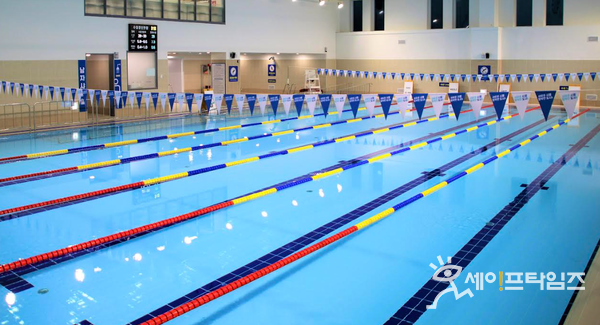 ▲ 경기 시흥도시공사가 은계1어울림센터에서 수상사고 대처 능력 향상을 위한 생존수영 무료 체험 교육을 하고 있다. ⓒ 시흥도시공사