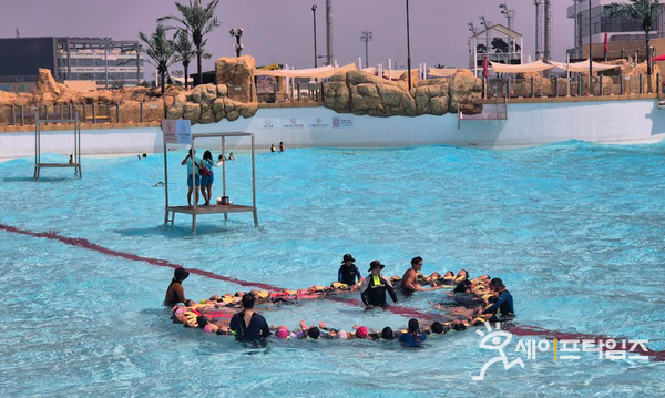 ▲ 경기 시흥도시공사가 파도가 치는 웨이브파크에서 선박 탈출 상황을 가정한 K-시흥학생생존수영 웨이브파크 교육을 하고 있다. ⓒ 시흥도시공사