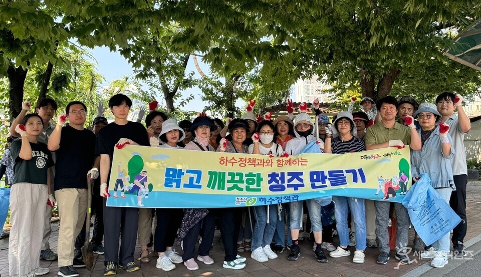  ▲ 청주시 하수정책과는 여름철 집중호우 예방을 위해서 빗물받이 청소를 진행했다. ⓒ 청주시