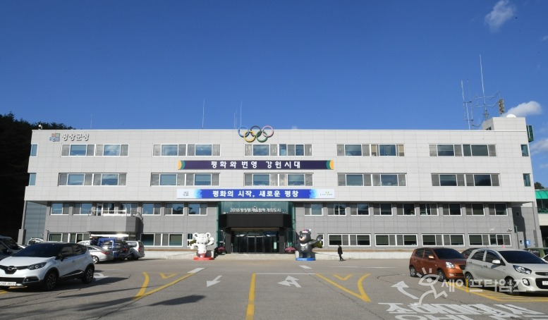 ▲ 강원도 평창군이 송아지 폐사 등 가축질병 예방을 위해 경구용 면역증강제 1856두, 소독약품 2종 1539개 분량을 공급한다. ⓒ 평창군