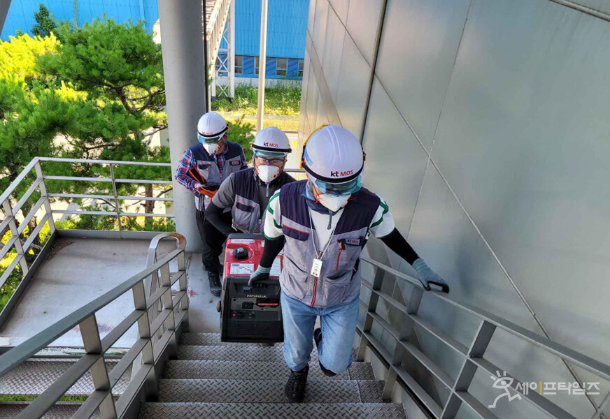 ▲ 포스코와 이동통신 3사 관계자들이 광양제철소에서 재난대비 비상대응 훈련을 하고 있다. ⓒ 포스코
