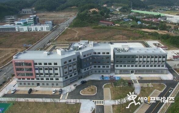 ▲ 환경부 산하 화학물질안전원은 획일적으로 적용된 유해화학물질 취급시설 기준에 현장 여건을 반영한 고시·지침 8건의 개정안을 행정예고한다. ⓒ 화학물질안전원