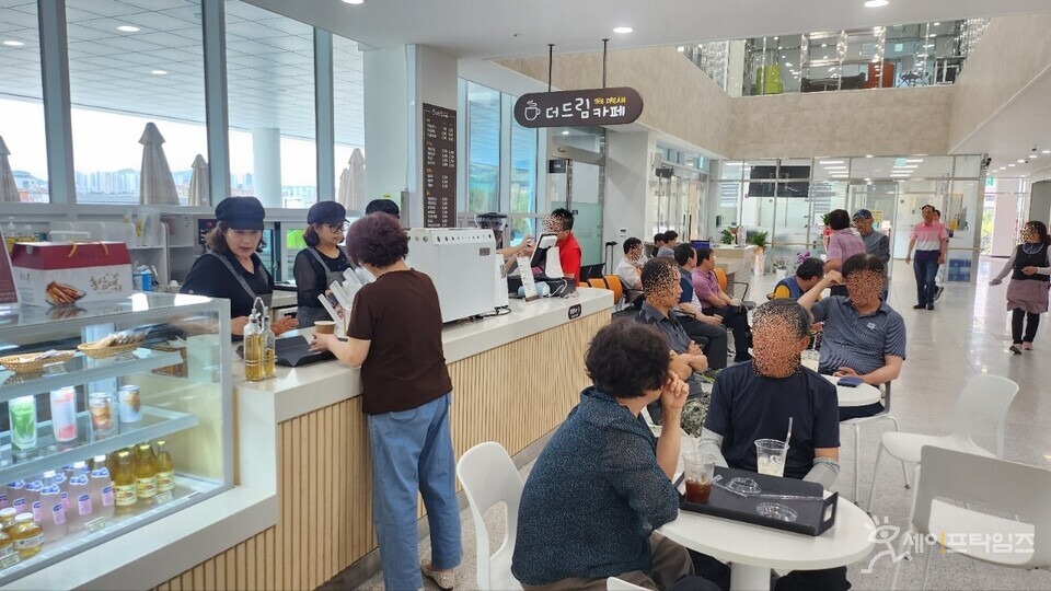 ▲ 지역주민들이 충주시니어클럽의 시장형 신규사업인 '더드림카페'를 이용하고 있다. ⓒ 충주시