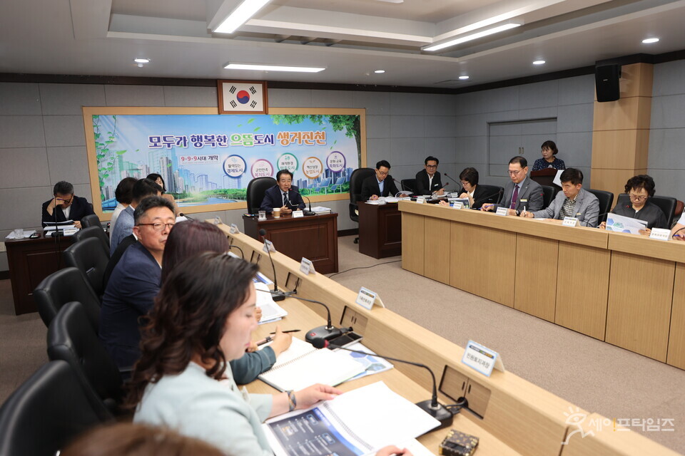 ▲ 충북 진천군 관계자들이 ESG 공시 발간 착수보고회를 하고 있다. ⓒ 진천군