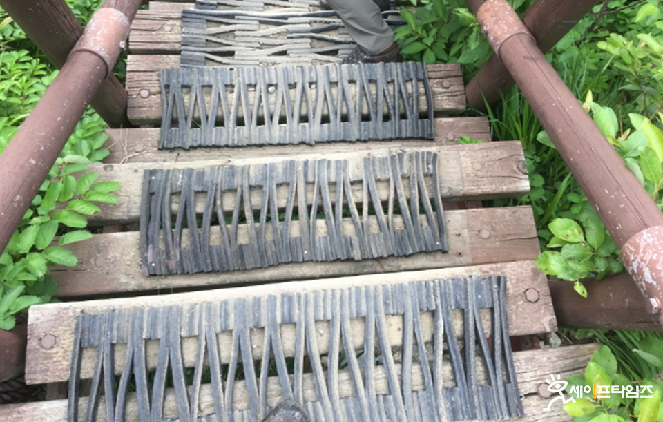 ▲ 지리산 국립공원 탐방로 계단에 미끄럼을 방지하기 위해 폐타이어를 재활용해 만든 매트가 설치돼있다. ⓒ 환경부