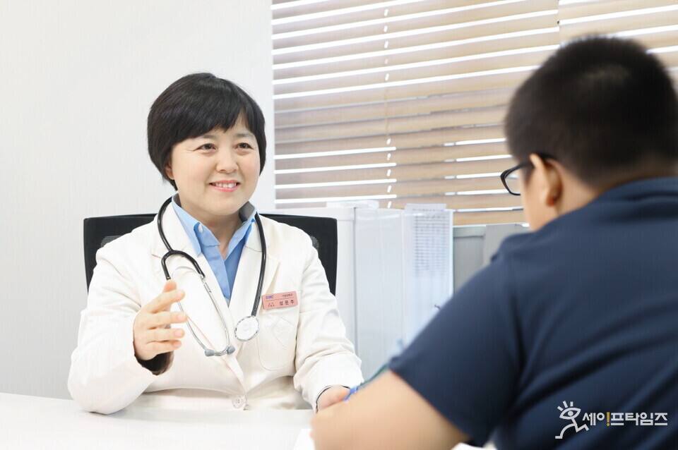 ▲ 성은주 강북삼성병원 가정의학과 교수가 비만 캠프에 참가한 초등학생을 대상으로 진료를 하고 있다. ⓒ 강북삼성병원