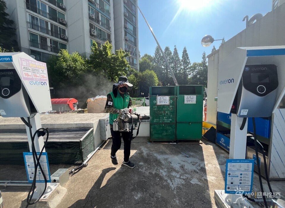 ▲ 범계동 행정복지센터 관계자가 범계동 쓰레기 처리장을 방역하고 있다. ⓒ 안양시