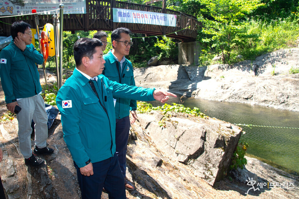 ▲ 제천시 민관합동점검단이 백운면 덕동계곡의 현장점검을 진행하는 모습이다. ⓒ 제천시