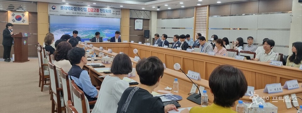 ▲ 롯데백화점 마산점 입점업체 소상공인, 국민권익위원회, 중소벤처기업부, 고용노동부, 보건복지부 등 관계기관 담당자들이 긴급 고충 현장 회의에 참여하고 있다. ⓒ 창원시