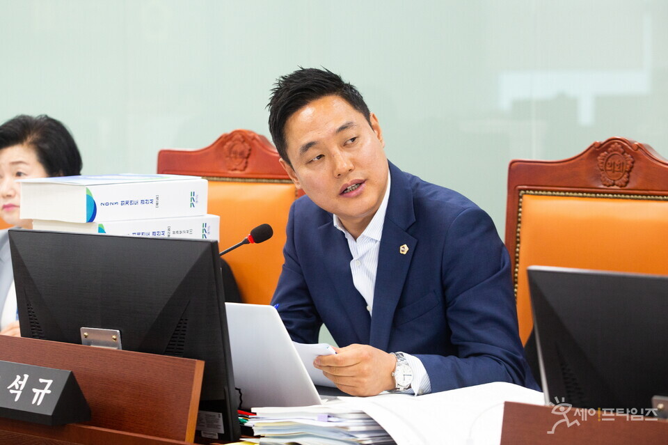 ▲ 경기도의회 건설교통위원회 오석규 의원(더불어민주당·의정부4)이 건설국에 대한 2023회계연도 경기도 결산과 예비비 지출 승인을 심사하고 있다. ⓒ 경기도의회