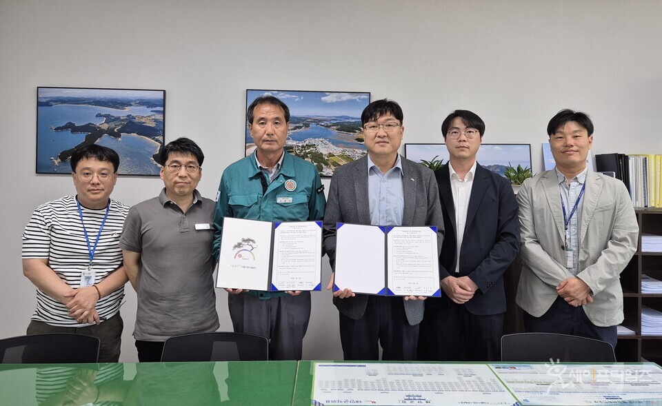 ▲ 조현 서부발전 정보보안실장(오른쪽 세 번째)과 조한각 태안군 행정안전실장(오른쪽 네 번째) 등 협약 관계자들이 기념 촬영하는 모습. ⓒ 한국서부발전