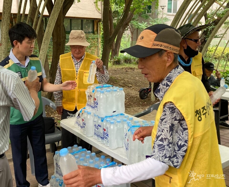   ▲ 청주시는 이른폭염에 중앙공원을 찾은 노인.노숙인,시민들에게 얼음생수를 나누어주고 있다. ⓒ 청주시