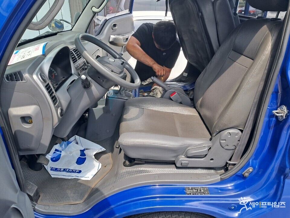 ▲ 한 소비자가 중고차를 정비하고 있다. ⓒ 손예진 기자