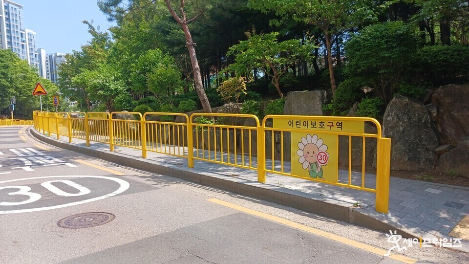 ▲ 서울 동작구 신상도초 앞 어린이보호구역에 안전한 통학 환경을 위해 노란색 방호울타리가 설치돼 있다. ⓒ 동작구