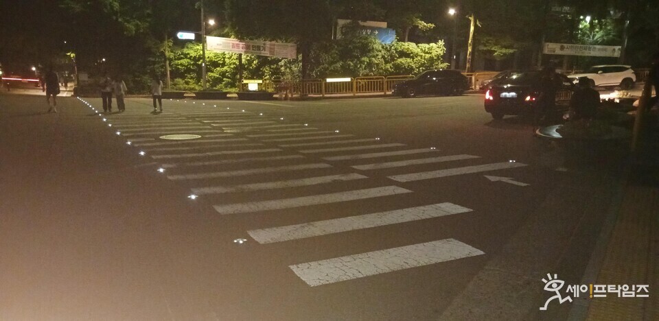 ▲ 서울 동작구 보라매초 인근 어린이보호구역에 설치된 활주로형 횡단보도를 통해 보행자들이 길을 건너고 있다. ⓒ 동작구