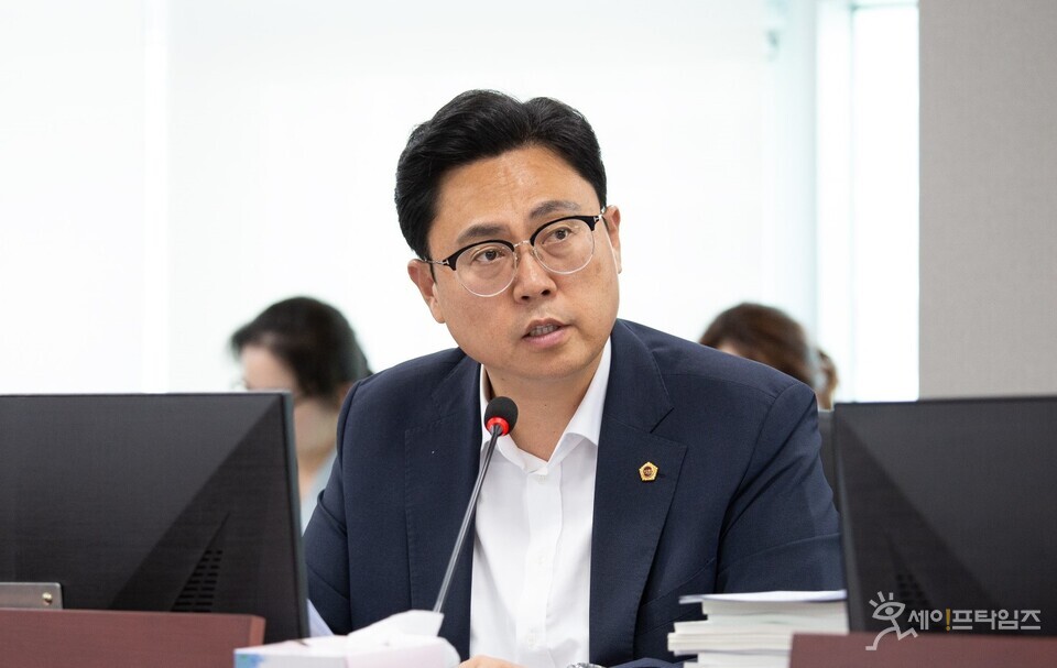 ▲ 경기도의회 경제노동위원회 이용욱 의원이 지역 재정 부담률 개선을 요구하고 있다. ⓒ 경기도의회