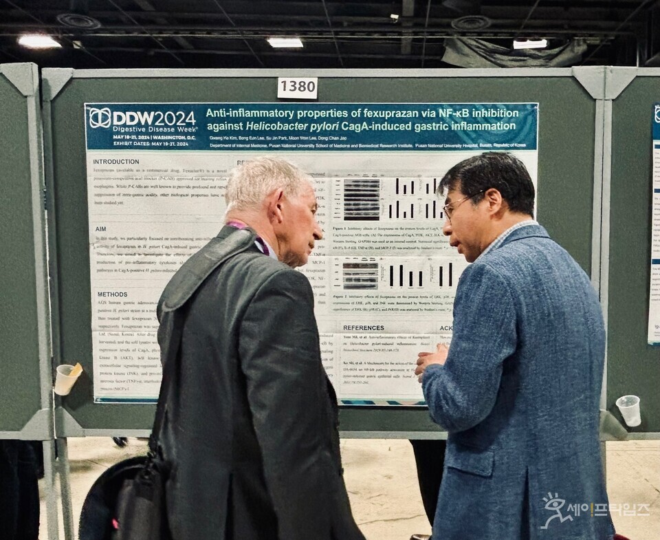 ▲ 2024 소화기질환 주간에서  김광하 부산대병원 소화기내과 교수(오른쪽)가 해외의료진에게 펙수클루 효과 연구 결과를 설명하고 있다. ⓒ 대웅제약