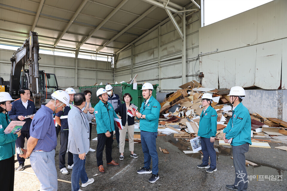 ▲ 오언석 도봉구청장이 관계자들과 작업장내 유해·위험시설을 점검하고 있다. ⓒ 도봉구