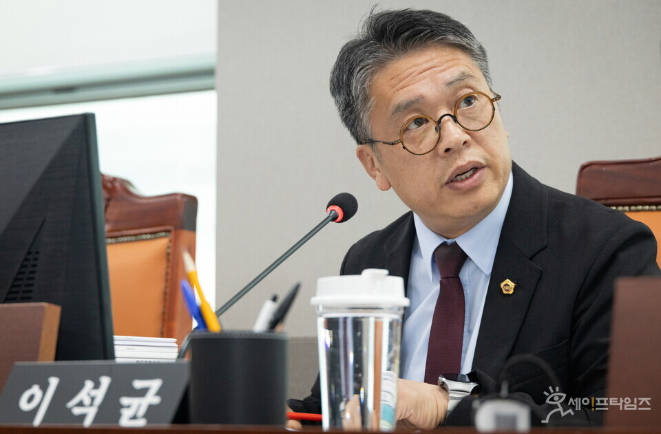 ▲ 이석균 의원이 학교 무상급식 경비의 원활한 분담을 강조하며 발언하고 있다. ⓒ 경기도의회